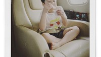 Liburan naik pesawat pribadi, gaya Rafathar tetap santai. Ia lebih sibuk dengan es krim yang tengah disantapnya. Foto: Instagram Raffi Nagita