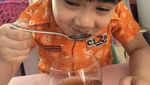 Bikin Gemes! Gaya Lucu Rafathar Saat Makan Es Krim hingga Mie Ayam