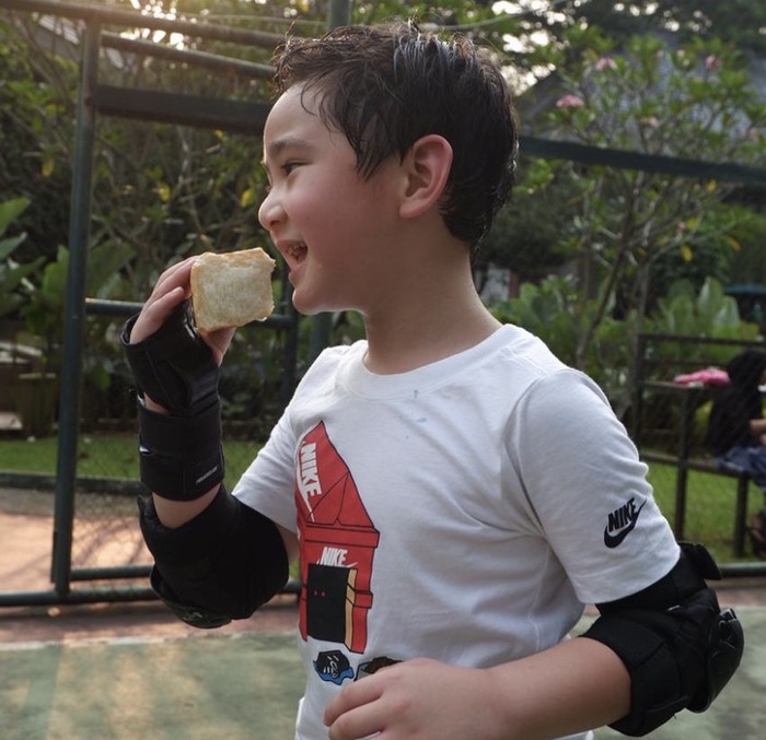 Bikin Gemes! Gaya Lucu Rafathar Saat Makan Es Krim hingga Mie Ayam