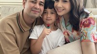 Tengah ramai diperbincangkan, Rafathar sejak kecil memang sudah memiliki banyak penggemar. Gaya imutnya saat makan juga tak kalah menarik perhatian, dan pastinya bikin gemas. Foto: Instagram Raffi Nagita