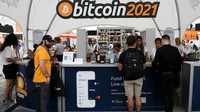 Aset kripto dinilai memiliki gharar, dharar, dan bertentangan dengan aturan yang sudah berlaku mengenai alat bayar di Indonesia. Maka dari itu aset kripto diharamkan untuk digunakan sebagai alat bayar. (CNBC)