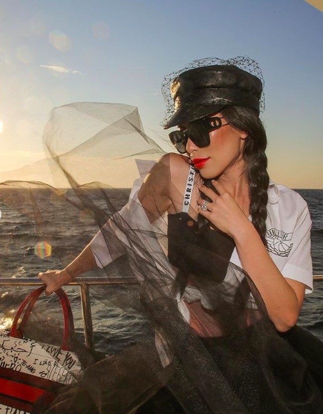 Mengisi liburan di yacht sambil menikmati pemandangan lautan adalah salah satu hal yang disukai ibu satu anak ini. (Foto: Instagram/christine_chiu88)