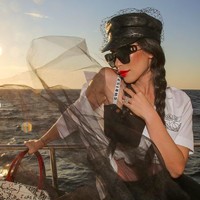 Mengisi liburan di yacht sambil menikmati pemandangan lautan adalah salah satu hal yang disukai ibu satu anak ini. (Foto: Instagram/christine_chiu88)