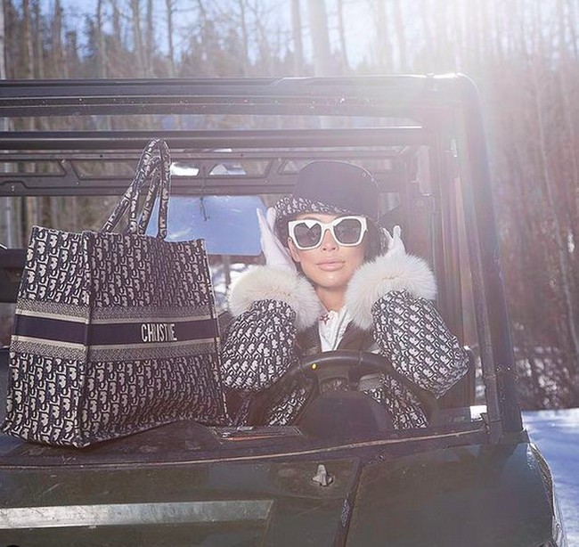 Liburan di tengah hutan bersalju, Christine memperlengkapi dirinya dengan fashion item serba Dior. (Foto: Instagram/christine_chiu88)