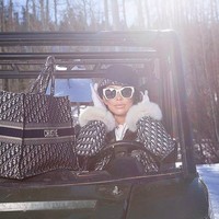 Liburan di tengah hutan bersalju, Christine memperlengkapi dirinya dengan fashion item serba Dior. (Foto: Instagram/christine_chiu88)