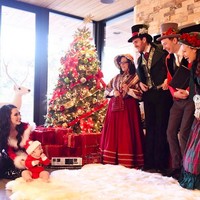 Bagi Christine, liburan Natal kurang lengkap tanpa Christmas caroling. Maka untuk menyemarakkan suasana Natal, ia mendatangkan secara khusus kelompok caroling untuk melantunkan kidung Natal. (Foto: Instagram/@christine_chiu88)