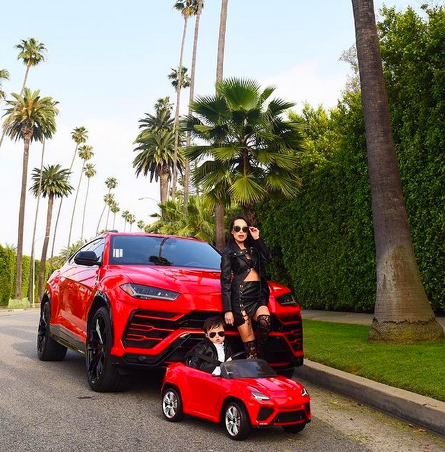 Melakoni gaya hidup yang hedon, Christine Chiu pun tak tanggung-tanggung saat memanjakan anaknya, Gabriel Jr. atau Baby G. Pakaiannya saja keluaran keluaran rumah mode ternama. Belum lagi koleksi mainan Baby G berupa mobil mewah versi mini, seperti Lamborghini Urus, Tesla, dan Ferrari . (Foto: Instagram/@christine_chiu88)