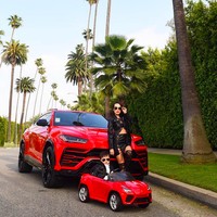 Melakoni gaya hidup yang hedon, Christine Chiu pun tak tanggung-tanggung saat memanjakan anaknya, Gabriel Jr. atau Baby G. Pakaiannya saja keluaran keluaran rumah mode ternama. Belum lagi koleksi mainan Baby G berupa mobil mewah versi mini, seperti Lamborghini Urus, Tesla, dan Ferrari . (Foto: Instagram/@christine_chiu88)