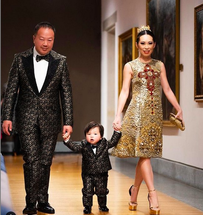 Gaya kompak Christine bersama suami dan buah hati mereka. Tentu saja, busananya dibuat secara khusus oleh rumah mode favoritnya. Di foto ini, mereka berbalut busana keluaran Dolce & Gabbana. (Foto: Instagram/@christine_chiu88)