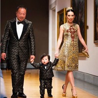 Gaya kompak Christine bersama suami dan buah hati mereka. Tentu saja, busananya dibuat secara khusus oleh rumah mode favoritnya. Di foto ini, mereka berbalut busana keluaran Dolce & Gabbana. (Foto: Instagram/@christine_chiu88)
