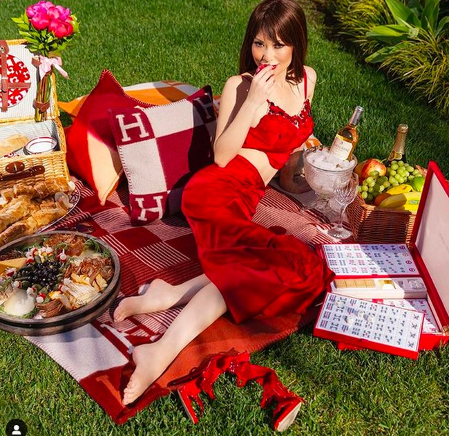 Piknik di taman pun harus serba mewah. Tak lupa membawa bantal dengan sarung Hermes. (Foto: Instagram/@christine_chiu88)
