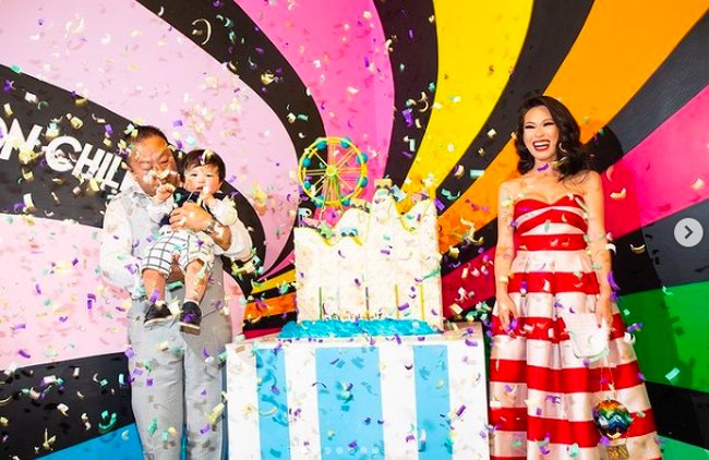 Pernah pula suatu kali saat Baby G berulang tahun pertama pada Juni 2019, Christine Chiu mengadakan pesta besar-besaran. South China Morning Post mengabarkan, acara tersebut dimeriahkan dengan kehadiran wahana roller-coaster dan komedi putar yang dibuat secara khusus untuk Baby G. (Foto: Instagram/@christine_chiu88)
