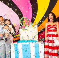 Pernah pula suatu kali saat Baby G berulang tahun pertama pada Juni 2019, Christine Chiu mengadakan pesta besar-besaran. South China Morning Post mengabarkan, acara tersebut dimeriahkan dengan kehadiran wahana roller-coaster dan komedi putar yang dibuat secara khusus untuk Baby G. (Foto: Instagram/@christine_chiu88)