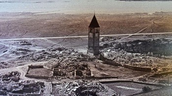 Ada satu hal yang menarik perhatian siapa pun yang mengunjungi situs tersebut, yaitu menara gereja abad ke-14. Bangunan itu sebagian tetap terlihat di atas air selama bertahun-tahun. Adapun tangga, dinding dan ruang bawah tanah telah ditemukan di dasar danau. Foto: AFP