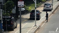 Namun, masih ada saja kendaraan yang parkir di trotoar.