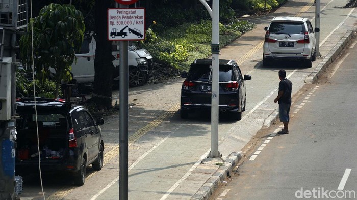 Trotoar yang berada dekat Halte Kayu Putih, Rawasari, Jakarta, Selasa (08/06/2021), dijaga oleh sejumlah petugas Suku Dinas Perhubungan DKI Jakarta.