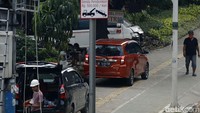 Padahal rambu dengan parkir liar telah terpasang di lokasi tersebut.