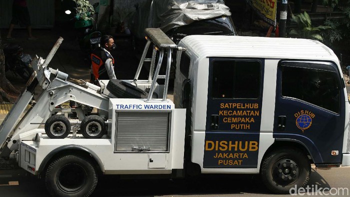Trotoar yang berada dekat Halte Kayu Putih, Rawasari, Jakarta, Selasa (08/06/2021), dijaga oleh sejumlah petugas Suku Dinas Perhubungan DKI Jakarta.