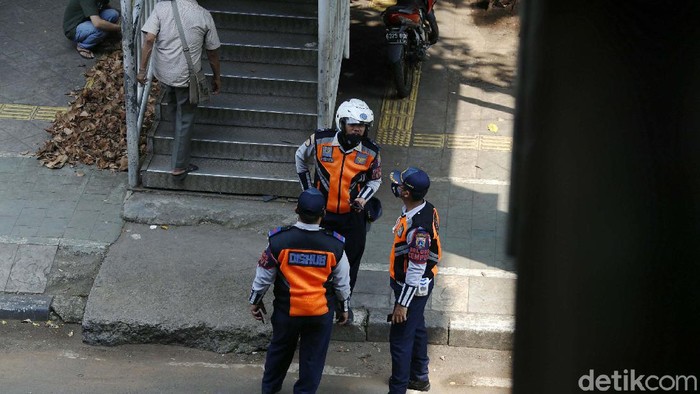 Dijaga Petugas Dishub, Trotoar Rawasari Masih Diserobot Parkir Liar Trotoar yang berada dekat Halte Kayu Putih, Rawasari, Jakarta, Selasa (08/06/2021), dijaga oleh sejumlah petugas Suku Dinas Perhubungan DKI Jakarta.
