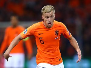 Dear De Boer, Mengapa Tak Ada Pengganti Van de Beek?