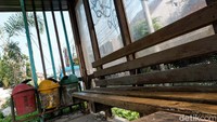 Cat di kursi halte sudah kusam dan mulai berkarat, tempat sampah yang disediakan berdebu.