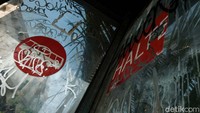 Halte Masjid Mujahidin juga penuh vandalisme.