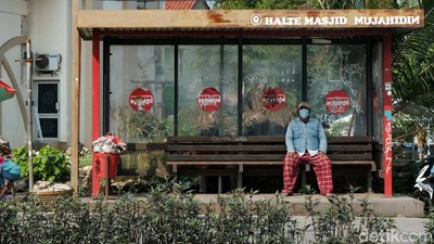 Duh, Halte di Tangsel Ini Jorok dan Tak Terawat