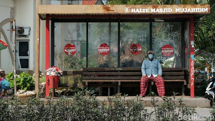 Duh, Halte di Tangsel Ini Tak Terawat dan Jorok Kondisi halte di Kecamatan Pamulang, Tangerang Selatan, memprihatinkan. Halte tampak tidak terawat dan penuh vandalisme.