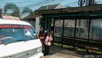 Warga menaiki angkot dari Halte Bukit Pamulang Indah (BPI), Tangerang Selatan, Banten, Selasa (8/6/2021).
