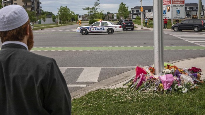 Duka untuk 4 Anggota Keluarga Muslim yang Tewas Diserang di Kanada People attend a memorial at the location where a family of five was hit by a driver, in London, Ontario, Monday, June 7, 2021. Four of the members of the family died and one is in critical condition. A 20-year-old male has been charged with four counts of first degree murder and count of attempted murder in connection with the crime. (Brett Gundlock/The Canadian Press via AP)