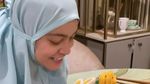 10 Gaya Keren Astrid Kuya Saat Asyik Kulineran