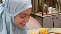 Astrid dikenal dengan gayanya yang begitu modis selalu fashionable. Selain sibuk menjadi artis dan ibu rumah tangga, Astrid Kuya juga ternyata senang kulineran. Foto: Instagram/asridkuya