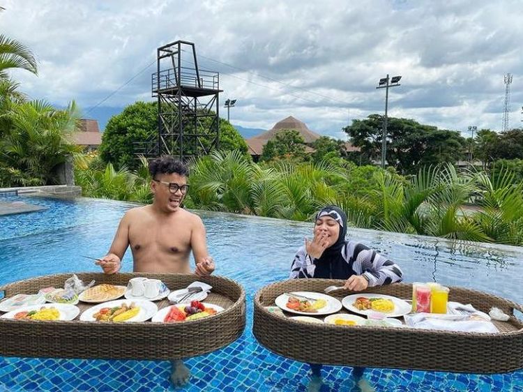 10 Gaya Keren Astrid Kuya Saat Asyik Kulineran