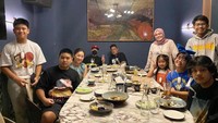 Kehangatan dan kekompakan keluarga ini juga tidak pernah luput untuk dibagikan melalui unggahan foto pada akun Instagram Astrid. Makan bersama keluarga lengkap dengan beberapa kerabat yang diundang menjadi momen hangat keluarga ini saat menghabiskan waktu bersama. Foto: Instagram/asridkuya