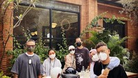 Tidak hanya dengan anak-anaknya, Astrid dan Uya Kuya juga seringkali hangout bersama teman-temannya. Menikmati kulineran yang lezat di sebuah tempat makan yang teduh juga menjadi cara mereka untuk bertemu dengan teman-teman terdekat. Foto: Instagram/asridkuya