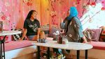 10 Gaya Keren Astrid Kuya Saat Asyik Kulineran