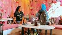 Astrid juga beberapa kali membagikan potretnya saat menghabiskan waktu dengan teman dekatnya. Ngobrol santai sambil nongkrong asik di cafe menjadi pilihannya untuk menghabiskan waktu dengan temannya. Foto: Instagram/asridkuya