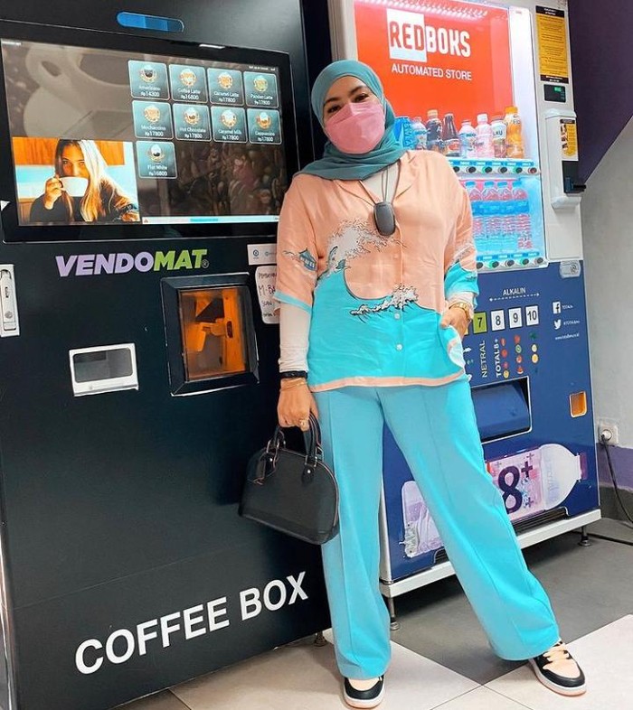 Galeri Astrid Kuya 10 Gaya Keren Astrid Kuya Saat Asyik Kulineran