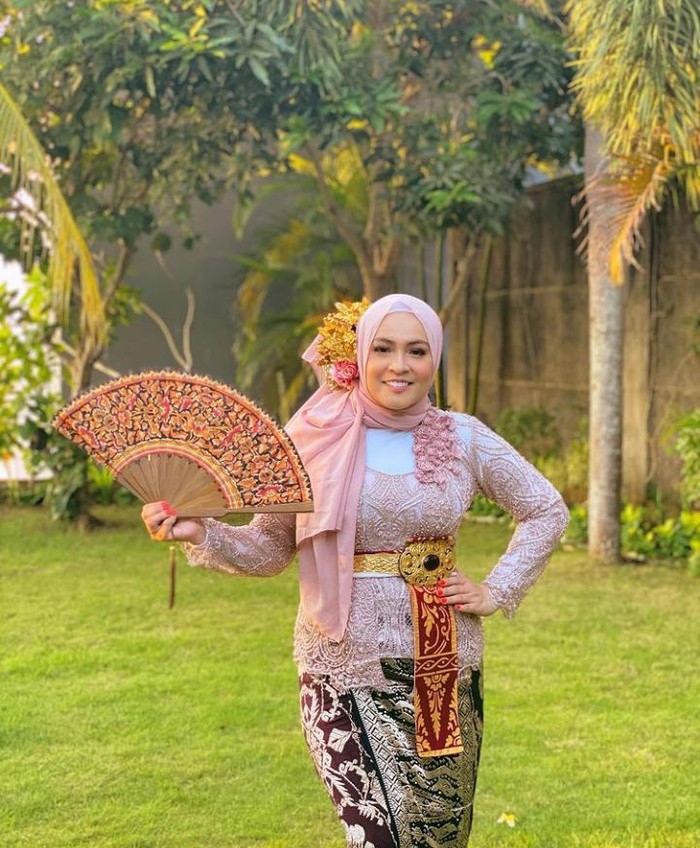 Galeri Astrid Kuya 10 Gaya Keren Astrid Kuya Saat Asyik Kulineran