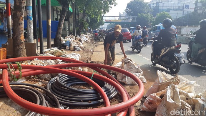 Galian di Jl Mampang Prapatan Raya, Jaksel, 8 Juni 2021. (Danu Damarjati/detikcom)