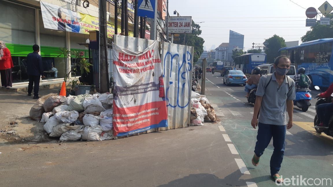 Galian di Jl Mampang Prapatan Raya, Jaksel, 8 Juni 2021. (Danu Damarjati/detikcom)