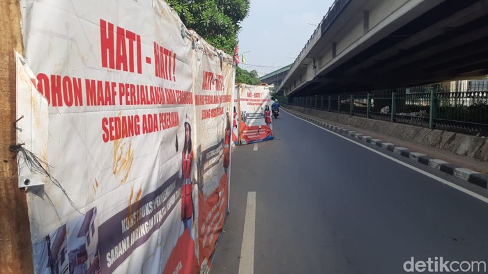 Galian manhole di Jl Kapten P Tendean, Jaksel, 8 Juni 2021. (Danu Damarjati/detikcom)