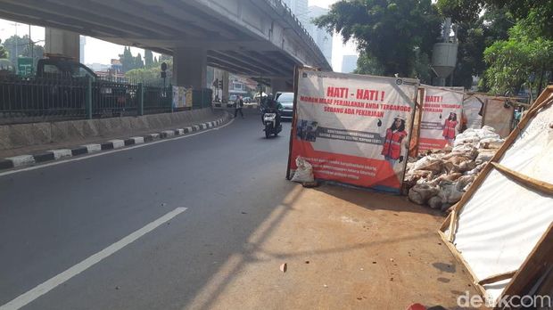 Galian manhole di Jl Kapten P Tendean, Jaksel, 8 Juni 2021. (Danu Damarjati/detikcom)