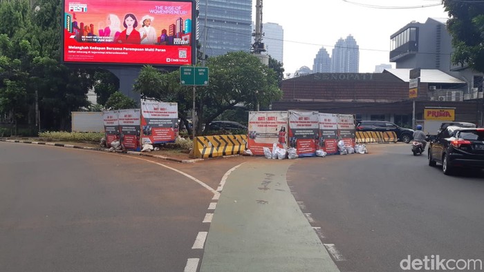 Galian manhole Jl Wolter Monginsidi, Jl Gunawarman, Jl Senopati, 8 Juni 2021. (Danu Damarjati/detikcom)