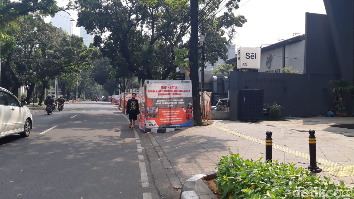 Galian manhole Jl Wolter Monginsidi, Jl Gunawarman, Jl Senopati, 8 Juni 2021. (Danu Damarjati/detikcom)