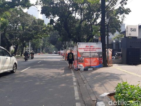Galian manhole Jl Wolter Monginsidi, Jl Gunawarman, Jl Senopati, 8 Juni 2021. (Danu Damarjati/detikcom)