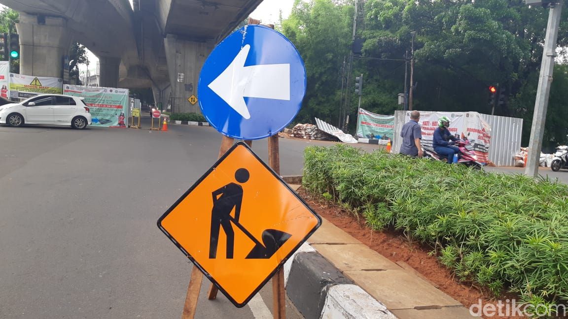 Galian manhole Jl Wolter Monginsidi, Jl Gunawarman, Jl Senopati, 8 Juni 2021. (Danu Damarjati/detikcom)