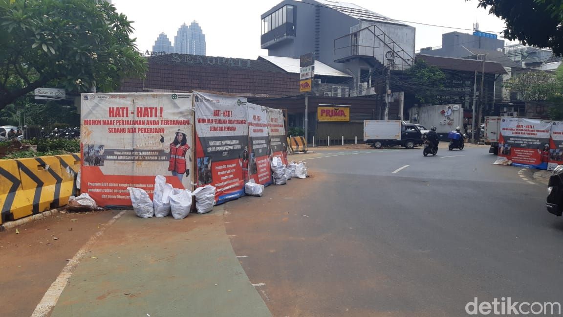 Galian manhole Jl Wolter Monginsidi, Jl Gunawarman, Jl Senopati, 8 Juni 2021. (Danu Damarjati/detikcom)