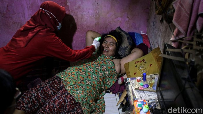 Gencar Vaksinasi Massal, Giliran ODGJ di Tangerang Divaksin Corona Program vaksinasi massal di Tangerang terus dilakukan. Vaksinasi COVID-19 kini sasar orang dengan gangguan jiwa (ODGJ) dan individu berkebutuhan khusus (IBK).