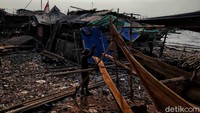 Hasil riset kolaborasi peneliti LIPI M. Reza Cordova, Intan Suci Nurhati, Marindah Yulia Iswari dengan Prof. Etty Riani (IPB) dan Dr. Nurhasanah (UT) itu menyimpulkan sampah medis di muara sungai menuju Teluk Jakarta meningkat selama pandemi COVID-19.  